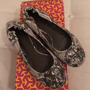 Tory Burch Snake Print Reva Sz. 5